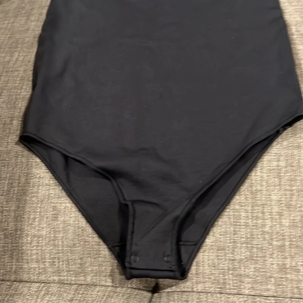 Skims Essential Cami Bodysuit - Picture 3 of 6